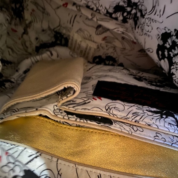 Gorgeous designer bag from Italy. Very classy! - Picture 7 of 10